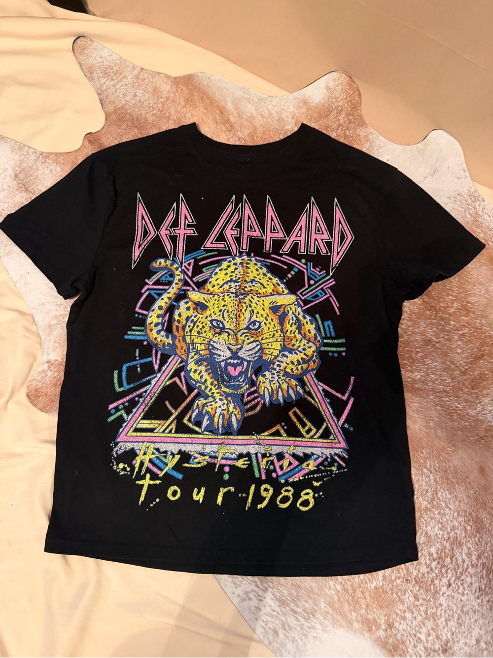 Def Leppard Kids' Black Short Sleeve Graphic Tee - Yellow Panther